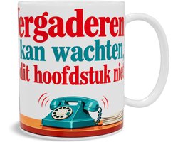 Mok Vergaderen Kan Wachten Dit Hoofdstuk Niet Grappige Koffiemok Kantoor Humor Retro Illustratie Vrouw Leest Boek Negeert Telefoon Cadeau voor Lezende Collega, Boekenliefhebber en Werkplek