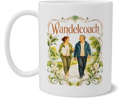 Mok Wandelcoach Art Nouveau stijl Dubbelzijdig bedrukte koffiemok met sfeervolle gouache illustratie van een wandelcoach en cliënt in de natuur Prachtig cadeau voor een wandelcoach of trainer
