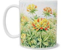 Mok - Wondklaver in de kustduinen - Kleurrijke botanische aquarel met geel-oranje duinbloemen en weids kustlandschap - Keramische theemok - Cadeau voor plantenliefhebbers