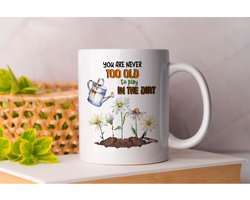 Mok You are Never too Old to play In The Dirt - Gardening - Gift - Cadeau - GreenThumb - PlantLover - FlowerGarden - Tuinieren - GroeneVingers - Plantenliefhebber - Bloementuin
