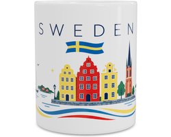 Mok Zweden Souvenir Stockholm Gamla Stan Gekleurde Gevels, Zweeds Rood Huisje en Dalahäst Paardje Retro Reismok met Vlag, Zeilboot en Sparrenboom Scandinavisch Reiscadeau voor Fika Koffiemoment en Bureau