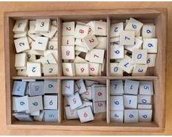 Montessori kistje met grijze en witte fiches (zie foto)