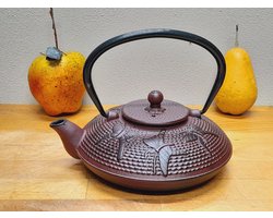 Mooie gietijzeren theepot 0.8 L van het merk Leijzer Design met een mooi vlinder reliëf, in de kleur bordeaux/paars.