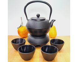 Mooie gietijzeren theepot set 1.2 L incl warmhouder en 4 kopjes van 100 ML in de kleur zwart met spikkels.