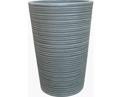 Mooie, met de hand afgewerkte, plantenbak. Een schitterende bloembak uit light cement. Hoogte 62 cm en rond 43 cm bovenzijde.
