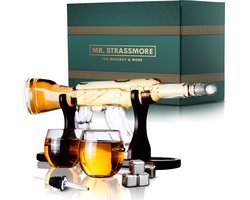 Mr. Strassmore - Luxe Whiskey Set AK47 – Whiskey Karaf 800 ML met Glazen Dop - 2 Whiskey Glazen met kogels er door - Houten Standaard - Schenktuit - Whiskey Stenen & IJstang – Origineel Cadeau