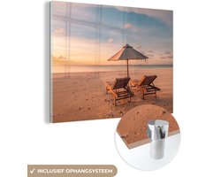 MuchoWow® Glasschilderij 160x120 cm - Schilderij acrylglas - Strand - Ligbed - Parasol - Foto op glas - Muurdecoratie woonkamer - Wanddecoratie slaapkamer - Schilderijen