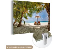 MuchoWow® Glasschilderij 30x20 cm - Schilderij acrylglas - Ligbedden tussen de palmbomen op een strand van Bali - Foto op glas - Schilderijen
