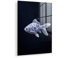 MuchoWow® Glasschilderij 30x40 cm - Schilderij acrylglas - Porselein - Goudvis - Delfts - Blauw - Foto op glas - Muurdecoratie woonkamer - Wanddecoratie slaapkamer - Schilderijen