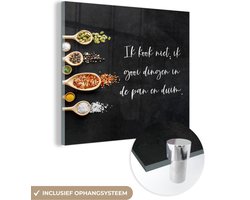 MuchoWow® Glasschilderij 50x50 cm - Schilderij acrylglas - Ik gooi dingen in de pan en duim - Keuken - Quotes - Spreuken - Humor - Foto op glas - Schilderijen