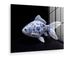 MuchoWow® Glasschilderij 80x60 cm - Schilderij acrylglas - Porselein - Goudvis - Delfts - Blauw - Foto op glas - Muurdecoratie woonkamer - Wanddecoratie slaapkamer - Schilderijen