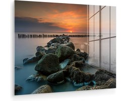 MuchoWow® Glasschilderij 80x60 cm - Schilderij acrylglas - Zee - Zon - Stenen - Foto op glas - Muurdecoratie woonkamer - Wanddecoratie slaapkamer - Schilderijen