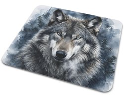 Muismat grijze wolf in aquarel – intense wolf close-up met blauwe ogen, mistig dennenbos en koele wildlife sfeer voor bureau
