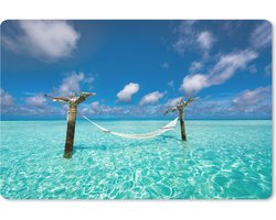 Muismat Hangmat op het strand - Een hangmat die omringd is door het lichtblauwe water muismat rubber - 27x18 cm - Muismat met foto