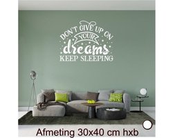 Muur Sticker Dreams - Dromen Keep Sleeping Kleur Wit- Spreuken - Quote - Spreuk  - Deuren - Woonkamer - Slaapkamer- Muur- Decoratie