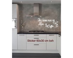 Muur sticker This home run on love and coffee - decoratief - Quotes Muren - Hal - Woonkamer - Slaapkamer - Spreuken Quoten  Wand Quote Decoratie Tekst Handgemaakt Kleur Wit