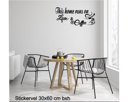 Muur sticker This home run on love and coffee - decoratief - Quotes Muren - Hal - Woonkamer - Slaapkamer - Spreuken Quoten  Wand Quote Decoratie Tekst Handgemaakt Kleur zwart