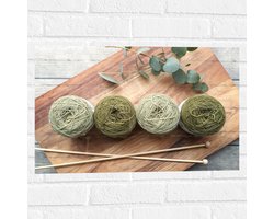 Muursticker - Bollen Wol in Groene Tinten op Houten Bord - 60x40 cm Foto op Muursticker