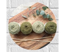 Muursticker Cirkel - Bollen Wol in Groene Tinten op Houten Bord - 30x30 cm Foto op Muursticker