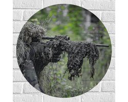 Muursticker Cirkel - Soldaat in Camouflage Kleding met Geweer in Handen - 60x60 cm Foto op Muursticker