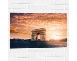 Muursticker - Felle Zonsondergang achter Arc de Triomphe in Parijs, Frankrijk - 75x50 cm Foto op Muursticker