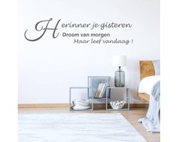 Muursticker Herinner Je Gisteren Droom Van Morgen Maar Leef Vandaag - Donkergrijs - 80 x 19 cm - woonkamer nederlandse teksten slaapkamer