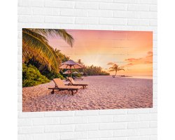 Muursticker - Luxe Ligbedden op Wit Strand tijdens Feloranje Zonsondergang - 120x80 cm Foto op Muursticker