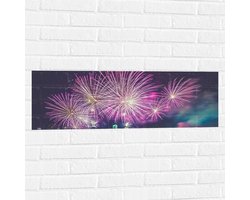 Muursticker - Paars Gekleurd Vuurwerk boven Gebouwen in de Stad - 90x30 cm Foto op Muursticker