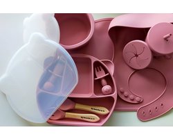 My favourites by far®-8 / 13 delig Siliconen Kinderservies set-Rose Red-Duurzaam-BPA Vrij-5 GRATIS accessoires-Placemat-Bord+Kom met Zuignap en deksel-Drinkbeker met rietje en Snack deksel-Baby Bestek-Slabbetjes-Kraamkado-Kadoverpakking-babyshower