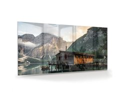 Mydesignglas Glazen Schilderij – Berglandschap met Meer en Houten Huis – Wanddecoratie op Gehard Glas - 100x50cm