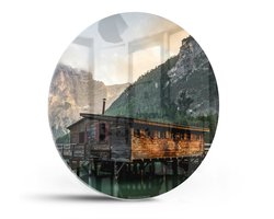 Mydesignglas Glazen Schilderij – Berglandschap met Meer en Houten Huis – Wanddecoratie op Gehard Glas – Rond_ ø50cm