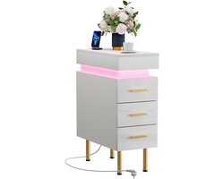 Nachtkastje - Drie lades - Smal nachtkastje - 50 x 25 x 67 cm (L x B x H) - Verstelbare Bluetooth-lichtstrip - 1 stopcontact/2 USB-poorten - Houten nachtkastje - Met oplaadstation - Nachtkastje voor de slaapkamer - Wit nachtkastje