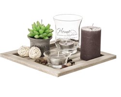 Natuurlijk vierkant houten bord met kaarsen en decoratieve stenen voor woningdecoratie