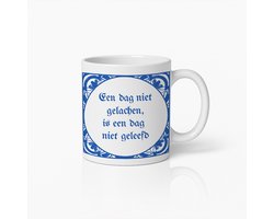 Nederlandse Spreuk Mok 330ml – “Een dag niet gelachen is een dag niet geleefd” Delfts Blauw Stijl Koffiemok, Perfect Cadeau voor Positiviteitsliefhebbers