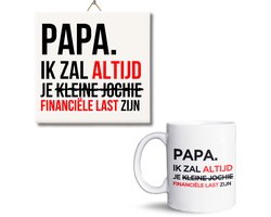 NietMokken.nl - Cadeauset – Papa, ik zal altijd je financiële last zijn – Mok + Tegeltje – Jochie-variant – Grappig cadeau Vaderdag – Keramiek – 325 ml mok + 15x15 cm tegel – Beide bedrukt aan beide zijden / inclusief ophanghaakje