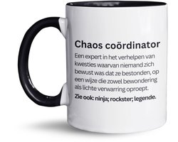 NietMokken.nl - Chaos Coördinator Mok - Gratis Viltje Inbegrepen - Grappige Beker voor Multitaskers - Kantoorhumor Cadeau - Dubbelzijdig Bedrukt - Vaatwasser- en Magnetronbestendig - Leuk voor een Collega - Dictionary / Woordenboek mok