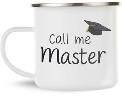 NietMokken.nl - Geslaagd Beker – Call me Master – Grappige mok voor afgestudeerde – Leuk cadeau voor afstuderen of masterdiploma – Emaille mok 360 ml – Aan beide zijden bedrukt – Lichtgewicht en duurzaam - Geslaagd cadeau