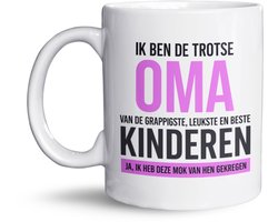 NietMokken.nl - Grappige Beker – Ik ben de trotse oma – Grappige mok voor oma – Leuk cadeau voor oma of grootmoeder – 325 ml keramiek – Aan beide zijden bedrukt – Vaatwasser- en magnetronbestendig