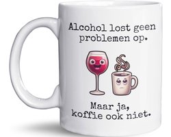 NietMokken.nl - Grappige mok - Alcohol lost geen problemen op, maar ja, koffie ook niet - Leuk cadeau voor vriend, collega of familie - Keramische beker - Dubbelzijdig bedrukte tas - Vaatwasser- en magnetronbestendig