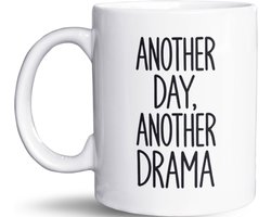 NietMokken.nl - Grappige mok - "Another day, another drama." - 325 ml - Keramische mok - Cadeautip voor collega’s of vrienden - Koffiemok voor thuis of op kantoor - Leuke beker als cadeau - Mok met tekst - Humoristisch design - Leuk verjaardagscadeau