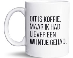 NietMokken.nl - Grappige mok - Dit is koffie, maar ik had liever een wijntje gehad - Leuke beker als cadeau voor vriend, collega of familie - Keramische mok - Dubbelzijdig bedrukt - Vaatwasser- en magnetronbestendig - Keramische tas - WITTE VERSIE