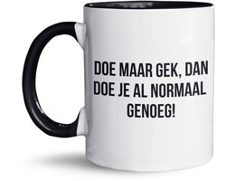 NietMokken.nl - Grappige Mok – Doe Maar Gek Dan Doe Je Al Normaal Genoeg – Beker Met Nederlandse Spreuk – Cadeau Voor Collega Of Vriend – Humorvolle Koffiemok 325 ML – Originele Tekstmok – Grappige Mokken En Méér – Cadeau – Keramische Mok Bedrukt