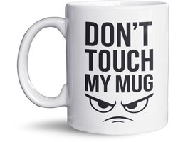 NietMokken.nl - Grappige Mok – DON’T TOUCH MY MUG – Grappige mok met tekst en boze blik – Cadeau voor collega of huisgenoot – Koffiemok 325ml – Keramiek – Aan beide zijden bedrukt