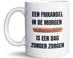 NietMokken.nl - Grappige Mok "Een Frikandel in de Morgen" - 325 ml Beker/Tas - Aan Beide Zijden Bedrukt - Vaatwasser- en Magnetronbestendig - Leuk als Cadeau voor Snackliefhebbers - Humor Mok voor Koffie of Thee - Premium Kwaliteit