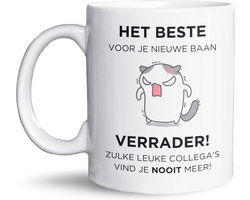 NietMokken.nl - Grappige Mok “Het Beste voor je Nieuwe Baan Verrader!'' - Origineel en Humoristisch Cadeau voor Collega’s - Leuk als Afscheidscadeau - 325 ml - Vaatwasser- en Magnetronbestendig - Leuke beker voor op kantoor - Beide zijden bedrukt