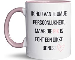 NietMokken.nl – Grappige Mok – "Ik Hou Van Je, Maar Die Pik Is Een Dikke Bonus" – Brutale Beker – Cadeau voor Partner of Vriend – Valentijn, Verjaardag of Geintje – Vaatwasser- en Magnetronbestendig