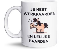 NietMokken.nl - Grappige Mok - Je Hebt Werkpaarden en Lelijke Paarden - Humor Beker - Dubbelzijdig Bedrukt - Vaatwasser- en Magnetronbestendige Mok - Perfect Cadeau voor Collega’s, Vrienden en Familie - Koffietas 325 ml - 11 oz
