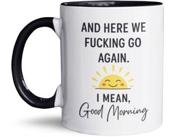 NietMokken.nl - Grappige Mok met Gratis Viltje – Here We Fucking Go Again Mok – 325 ml – Sarcastische Koffiemok – Cadeau voor Collega of Vriend – Vaatwasser- & Magnetronbestendig – Aan Beide Zijden Bedrukt