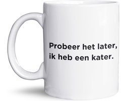 NietMokken.nl - Grappige Mok met Illustratie 325 ml - “Probeer Het Later, Ik Heb Een Kater” - Brak Mannetje - Dubbelzijdig Bedrukt - Magnetron- en Vaatwasserbestendig - Humor Cadeau - Keramische Beker voor Koffie en Thee