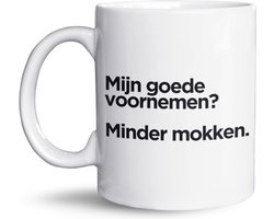 NietMokken.nl - Grappige mok met tekst: "Mijn goede voornemen? Minder mokken." - Aan beide zijden bedrukt - Vaatwasser- en magnetronbestendig - Perfect als humoristisch cadeau voor Oudejaarsavond